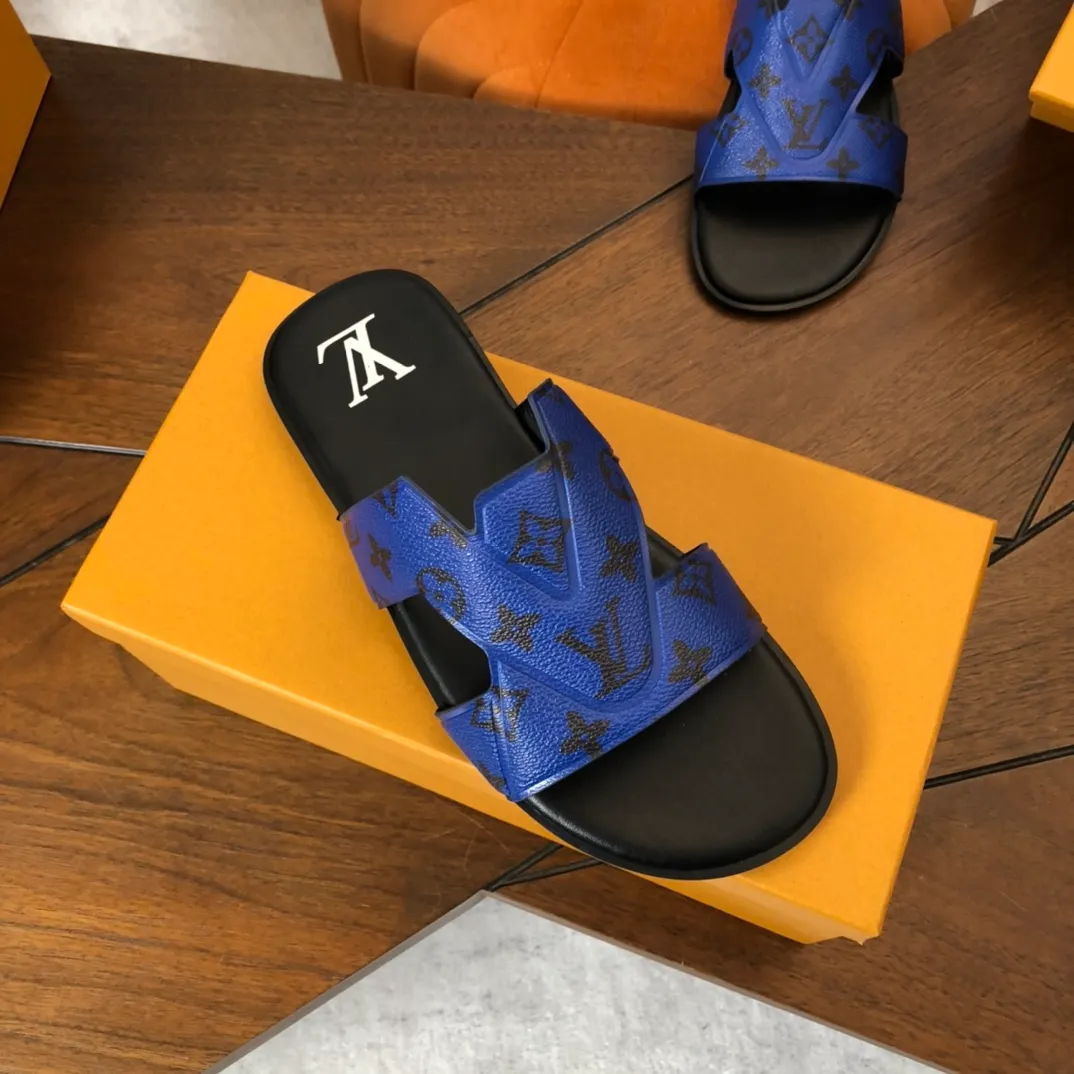 Factory price: 270💰LV counters are selling new brand luxury men's slippers, casual, loose and comfortable. The must-have model in the picture above [Happy][Happy], multiple colors available Size: 38-44, customized 45